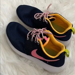 Nike Roshe Run sneakers (youth size)